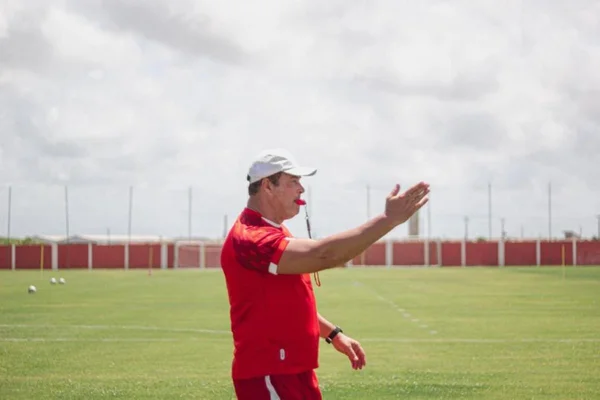Roberto Fernandes, técnico do CRB, é internado com Covid-19