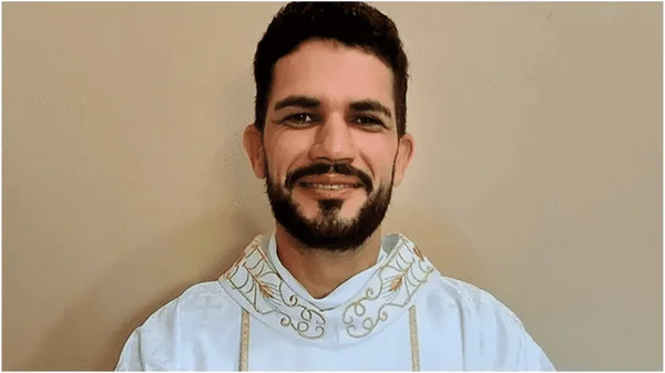 Fotografia colorida do padre Douglas Ferreira Leite, que foi encontrado morto dois dias após desparecer