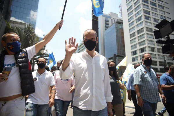 O candidato à prefeitura de São Paulo (SP), Bruno Covas (PSDB), realiza campanha na Avenida Paulista nesta quarta-feira (25). Foto: DANILO M YOSHIOKA/FUTURA PRESS/ESTADÃO CONTEÚDO
