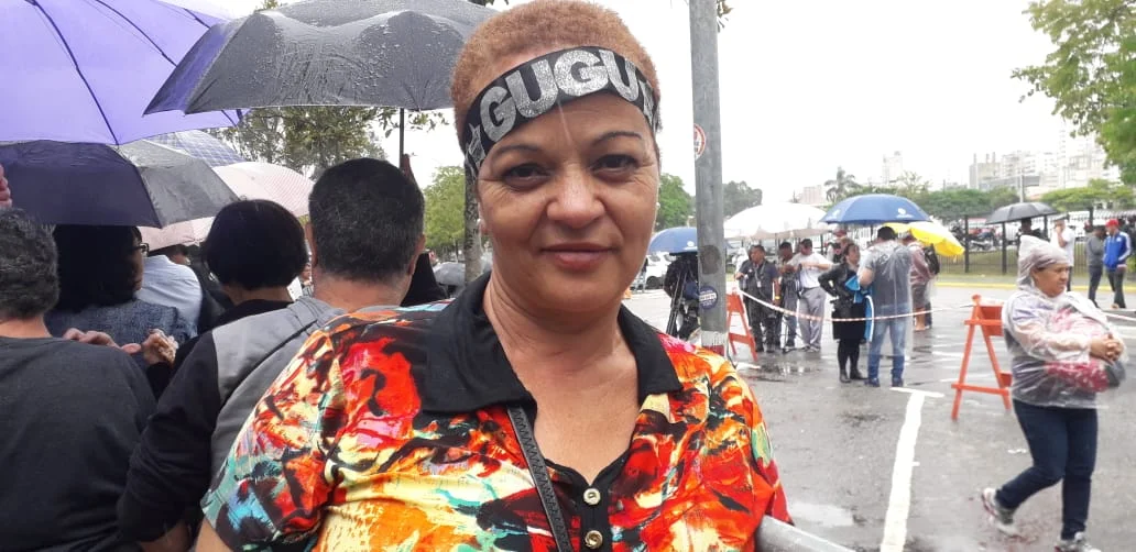 Rosimeire da Silva, 54 anos, esteve debaixo de chuva. "Vim para me despedir de uma pessoa humana. Deixou um legado muito importante para o Brasil", diz Rosimeire da Silva, 54 anos, esteve debaixo de chuva. "Vim para me despedir de uma pessoa humana. Deixou um legado muito importante para o Brasil", diz