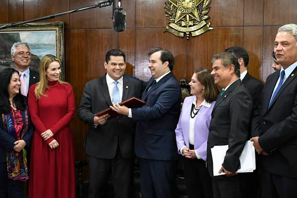 Bombou na 5ª: Senado recebe Previdência, Eike é preso e Moro ataca OAB