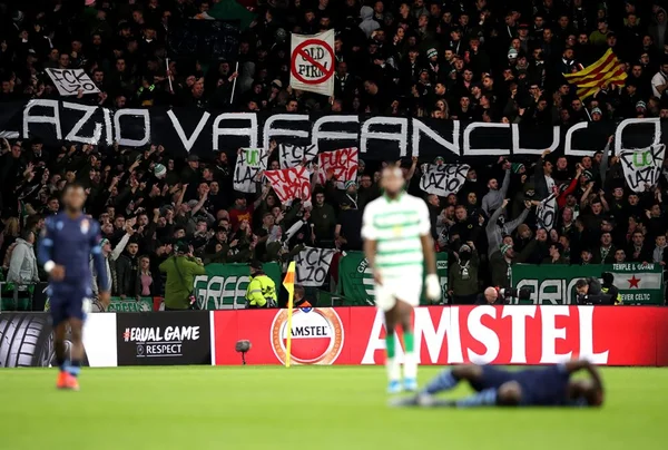 Torcida do Celtic responde fascismo com faixa de Mussolini morto