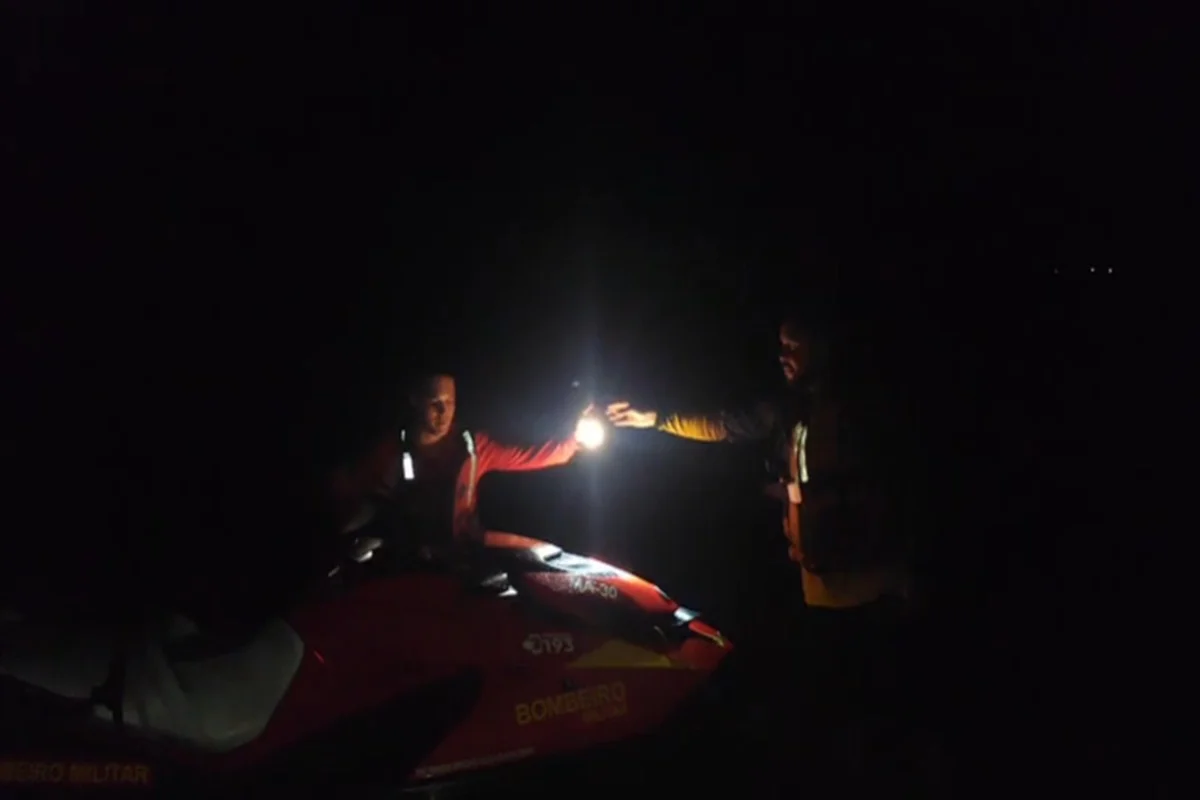 Embarcações viram durante tempestade e bombeiros resgatam seis pessoas