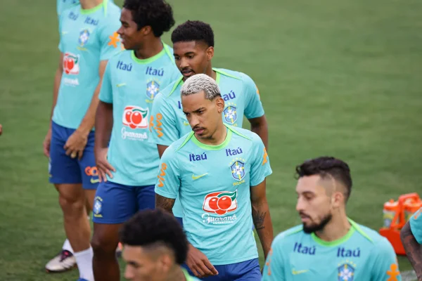 Foto colorida de Matheus Pereira, meia da Seleção Brasileira e Cruzeiro com camisa de treino - Metrópoles