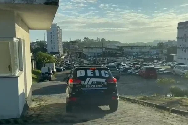 Foto colorida de viatura da Polícia Civil de Santa Catarina