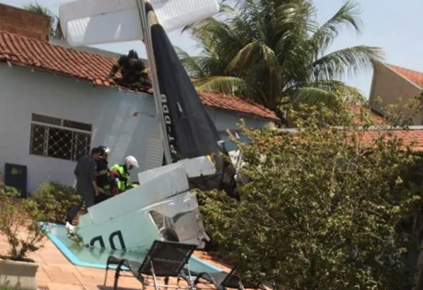 Avião cai sobre casa em São José do Rio Preto (SP). Há mortos