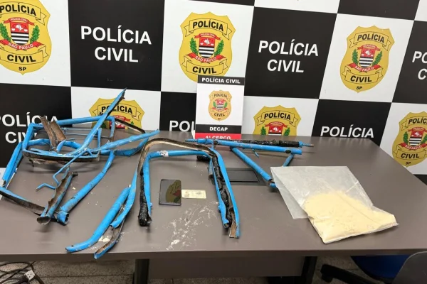 Mulher transportava carrinho de embarque no Brás com cocaína escondida na estrutura do equipamento - Metrópoles