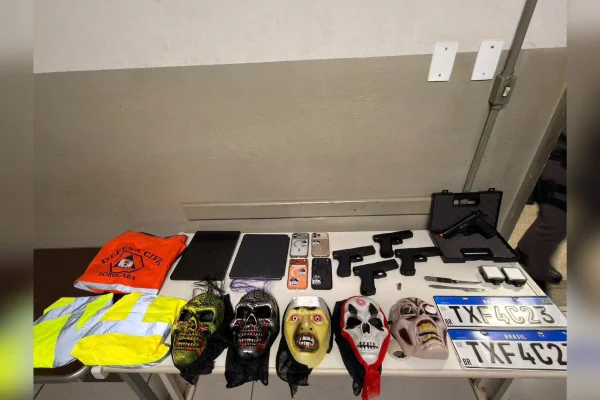 Trio preso com airsoft diz que atuava em campanha de esposa de Manga