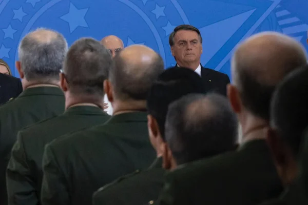 bolsonaro sobre cabeças de militares