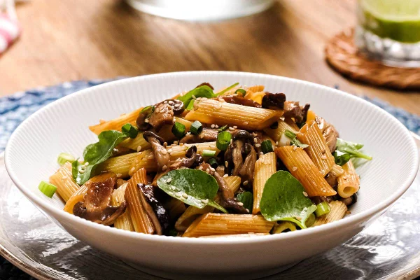 Salada com cogumelos