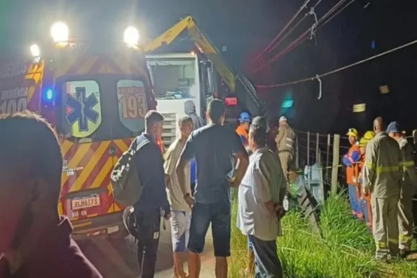 Imagem colorida, Moto atinge caminhão parado na pista em SC e dois morrem- Metrópoles
