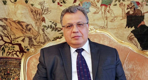 Atirador mata embaixador russo em galeria de arte da Turquia
