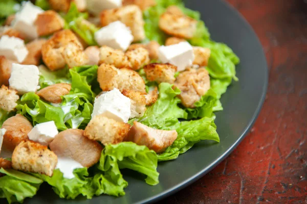 Foto colorida de uma salada com frango - Metrópoles
