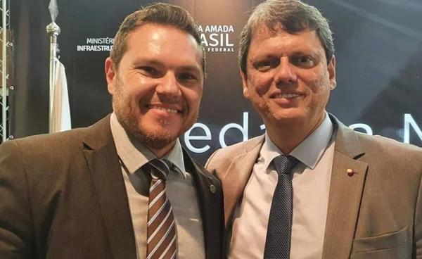 Fotografia colorida mostra Danilo Campetti e Tarcísio de Freitas - Metrópoles