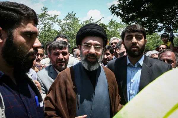 Imagem colorida mostra o líder supremo do Irã, aiatolá Mojtaba Khamenei - Metrópoles