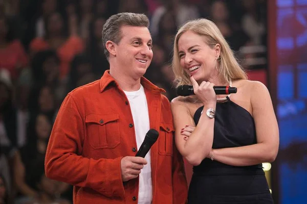 No banheiro, Angélica dança novo hit de Ivete para Luciano Huck