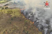 Segundo o Corpo de Bombeiros, as chamas ameaçaram barracos Segundo o Corpo de Bombeiros, as chamas ameaçaram barracos