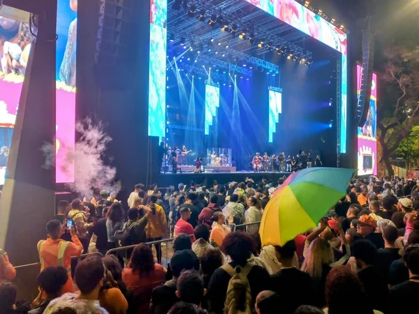 Público durante o show da cantora Iza na Virada Cultural