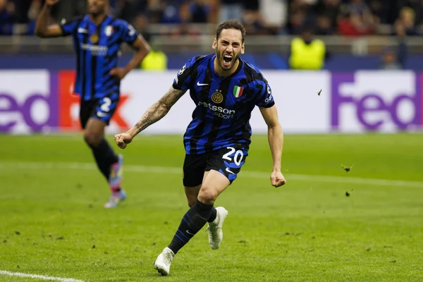 Foto colorida de Çalhanoglu, meia da Inter de Milão - Metrópoles