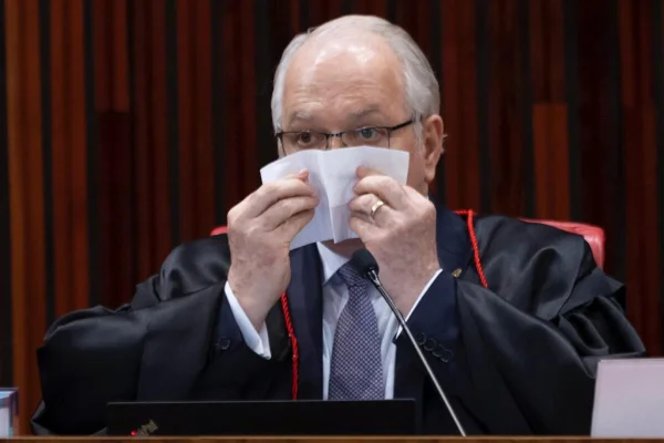 Ministro Edson Fachin preside a última sessão plenária de julgamento de sua gestão à frente do Tribunal Superior Eleitoral TSE