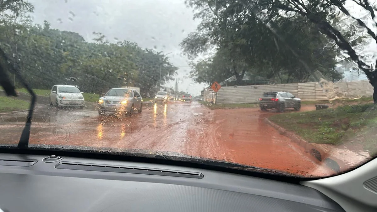 Com o fim das chuvas, rua das tesourinhas, no Plano Piloto, ficaram inundadas com lama Com o fim das chuvas, rua das tesourinhas, no Plano Piloto, ficaram inundadas com lama