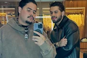 Zé Felipe e João Victor fazem selfie no espelho