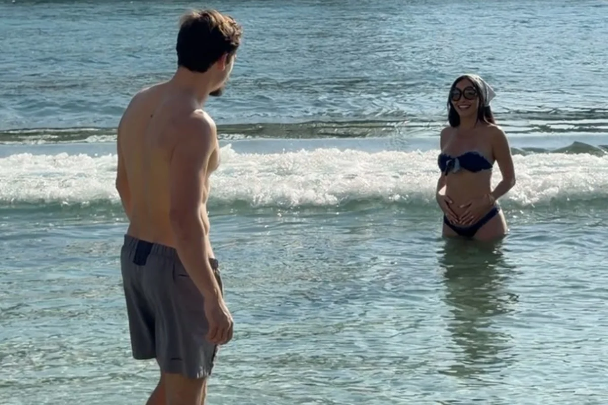 Sabrina Sato e Nicolas Prattes são clicados na praia Sabrina Sato e Nicolas Prattes são clicados na praia