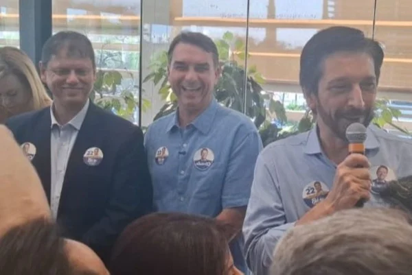 O governador de São Paulo, Tarcísio de Freitas; o senador e candidato à Presidência da República, Flávio Bolsonaro (PL); e o prefeito de São Paulo, Ricardo Nunes (MDB)