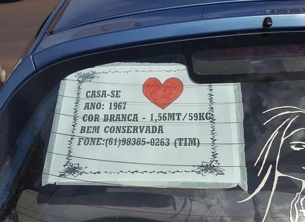 Nada de Tinder. Mulher coloca anúncio em carro para achar namorado