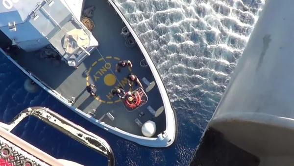 Imagem colorida mostra cenas após naufrágio com barco de refugiados na Grécia - Metrópoles
