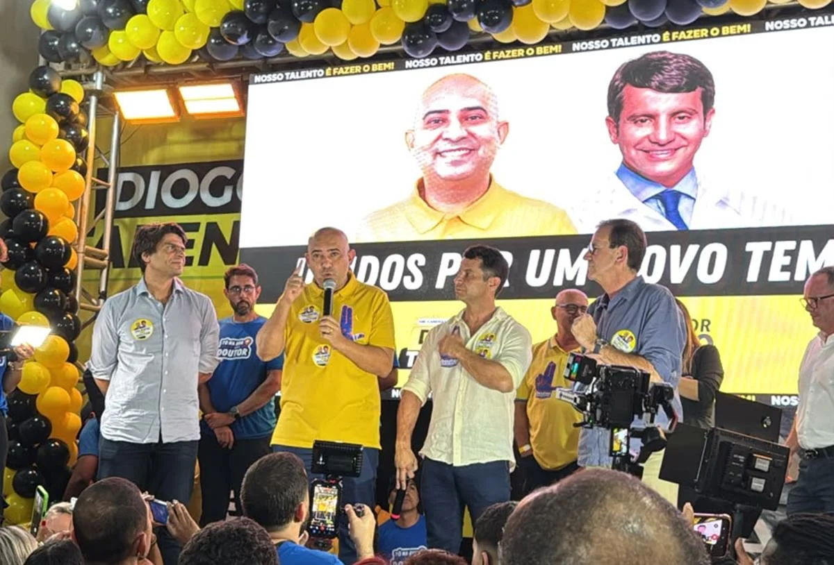Eduardo Paes e os deputados Pedro Paulo e Dr.Luizinho em evento do vereador Diogo Talento Eduardo Paes e os deputados Pedro Paulo e Dr.Luizinho em evento do vereador Diogo Talento