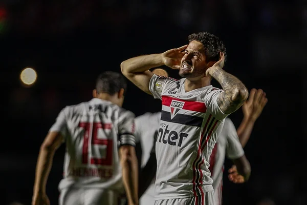 Bonde do careca: após Neymar, Alexandre Pato raspa o cabelo