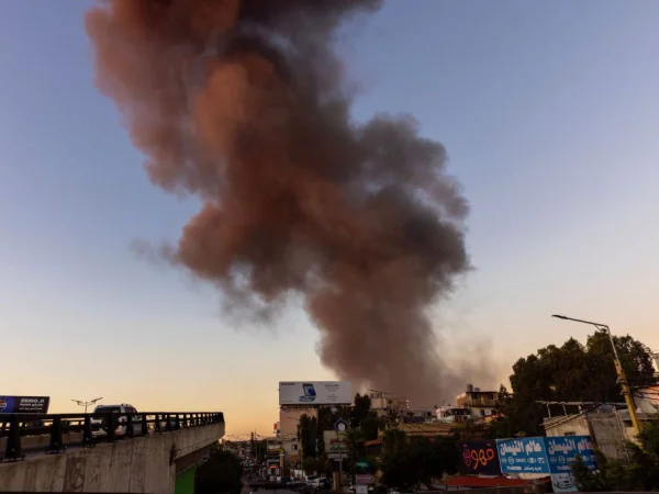 Foto colorida de nuvem de fumaça em Beirute após ataque aéreo de Israel - Metrópoles