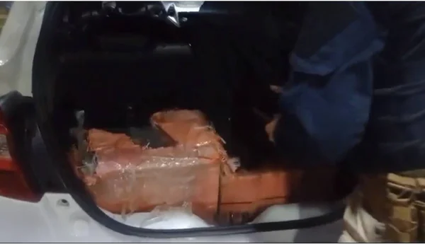 imagem colorida prf apreende 65 kg de cocaina em ford ka