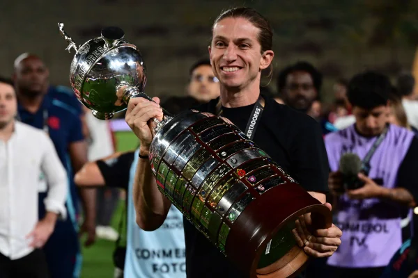 “Meninos do Ninho estão comigo”, afirma Filipe Luís após Libertadores