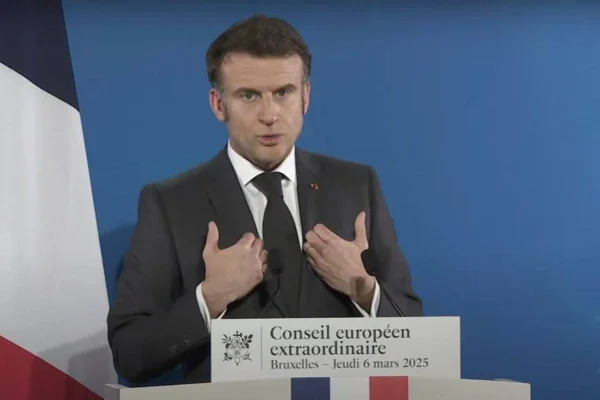 Imagem colorida do presidente da França, Emmanuel Macron