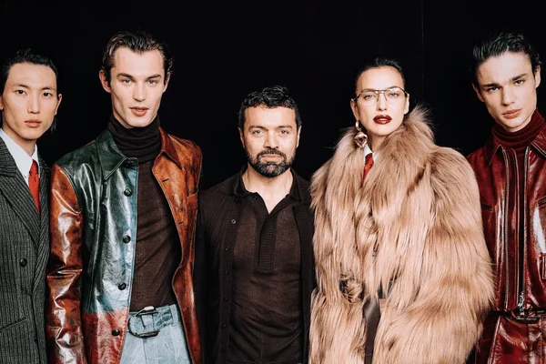 Foto com cor. Designer Rocco Iannone com modelos - Metrópoles