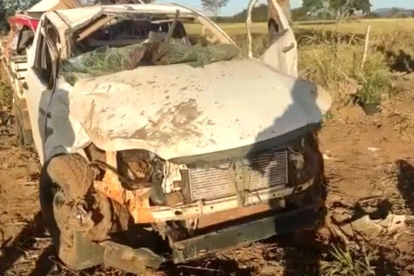 caminhonete destruida hilux acidente goias