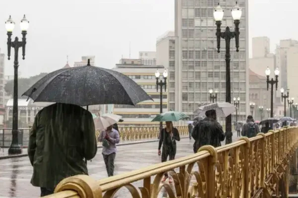 foto colorida de paulistanos caminhando no Viaduto Santa Ifigênia, região central de SP, em dia frio na capital - Metrópoles