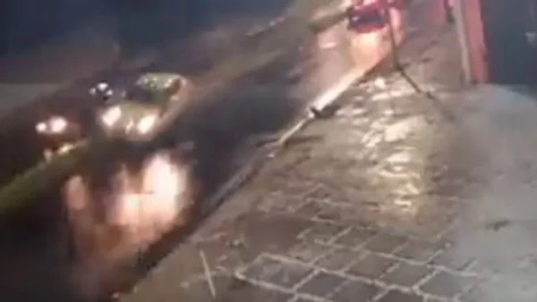 Homem sobe no capô de táxi, rouba o carro e bate em poste em MG