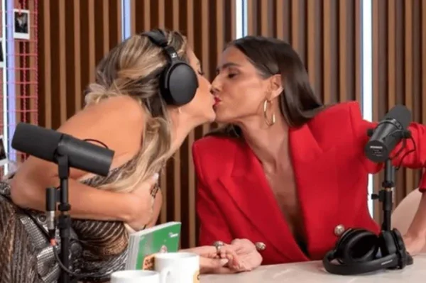 Foto colorida de Giovanna Ewbank e Deborah Secco dando selinho - Metrópoles