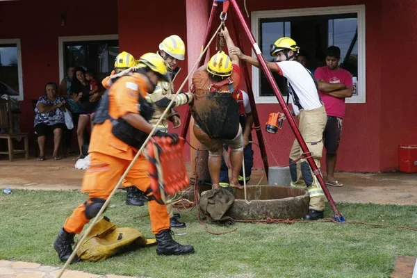 Mulher cai em cisterna de 30m de profundidade no Gama. Veja vídeo