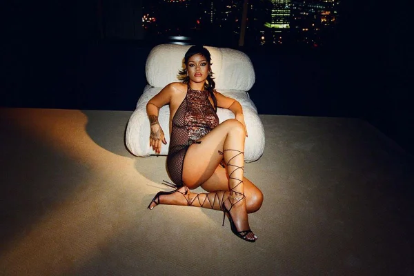 Rihanna com peças da coleção