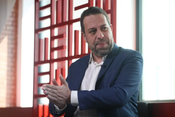 Guilherme Boulos é entrevistado no estudio do Metrópoles