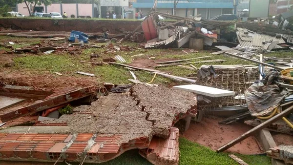 Chuva causa inundação e deixa moradores ilhados em Vicente Pires