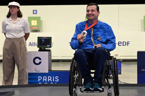 Imagem colorida de Alexandre Galgani com a medalha - Metrópoles