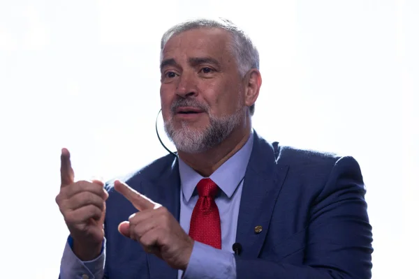 Foto colorida do Dputado Federal Paulo Pimenta em entrevista no estúdio do Metrópoles sobre CPMI do INSS - Metrópoles