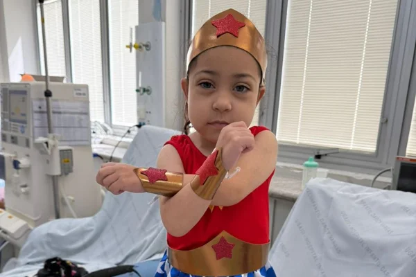 Imagem colorida mostra criança em hospital - Metrópoles