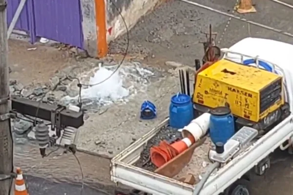 Imagem colorida de chafariz de água em calçada. Metrópoles