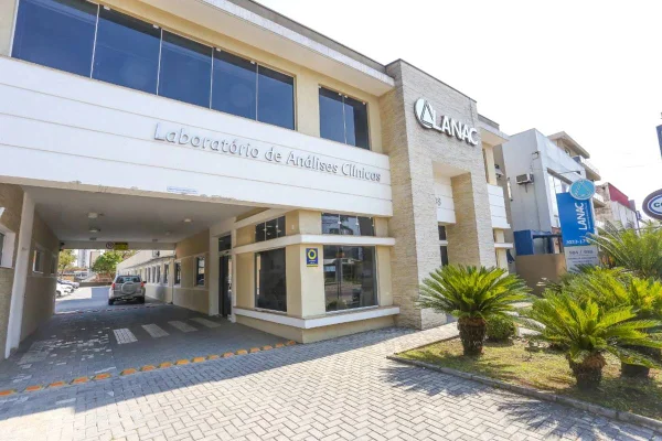 Laboratório no PR vê queda em casos positivos de Covid após lockdown